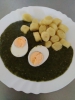 Dušený špenát, vařené vejce, domácí gnocchi 