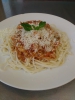 Špagety s boloňskou omáčkou  sypané sýrem 