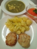 Špenátová polévka, králičí karbanátek s brokolicí a květákem, vař.brambor, mrkvový salát 